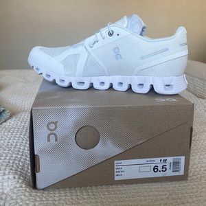 BRAND NEW WHITE ON CLOUD 5 SIZE WOMENS 6.5